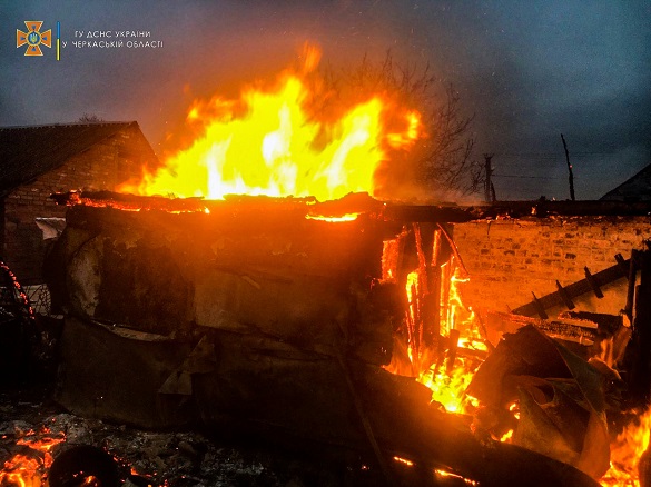 На Звенигородщині горіла надвірна споруда, пожежа перекинулася на будинок
