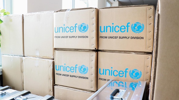 Школярі-переселенці в Черкасах отримали гуманітарну допомогу від ЮНІСЕФ (ФОТО)
