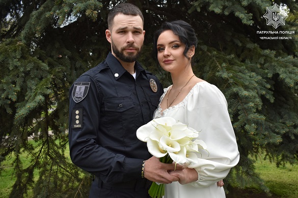 Кохання під час війни: в Черкасах одружилася ще одна пара патрульних поліцейських (ФОТО)
