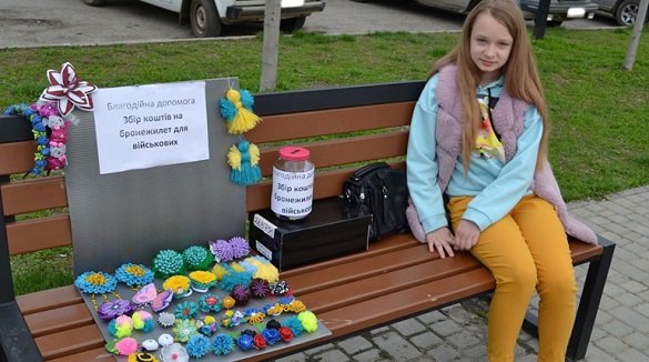 У Черкаській області дівчинка продає янголят-оберегів, щоб купити бронежилети для захисників