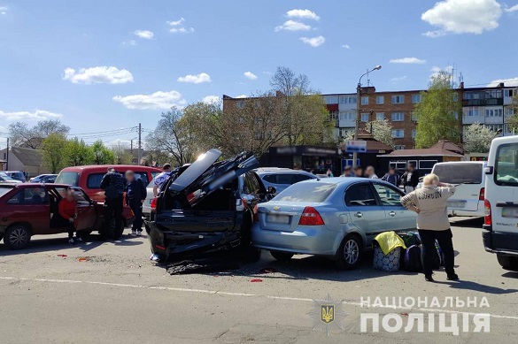 Автотроща на Черкащині: п'яний водій пошкодив п'ятнадцять авто та хотів утекти (ФОТО)