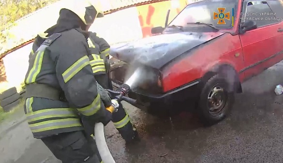 Рятувальникам на Черкащині довелося двічі за добу гасити пожежі транспортних засобів (ВІДЕО)