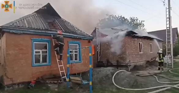У Черкаській області сталася пожежа: горіла покрівля будівлі та побутова техніка