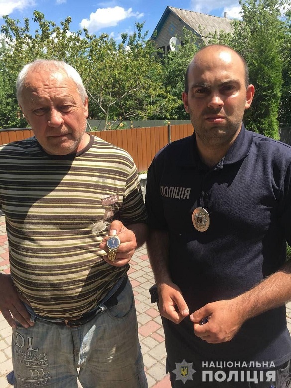 Поліцейський на Черкащині повернув родині пам'ятну річ про сина (ФОТО)