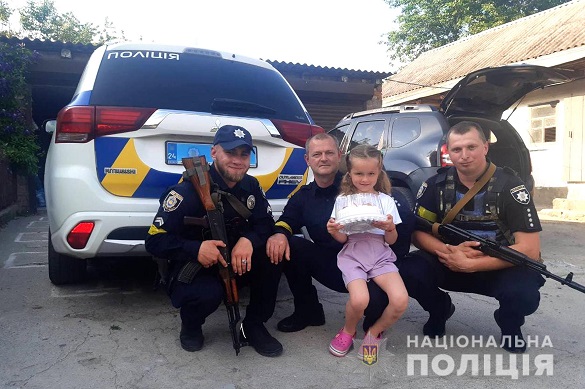 Тато поїхав на війну: на Черкащині поліцейські дбають про доньку колеги