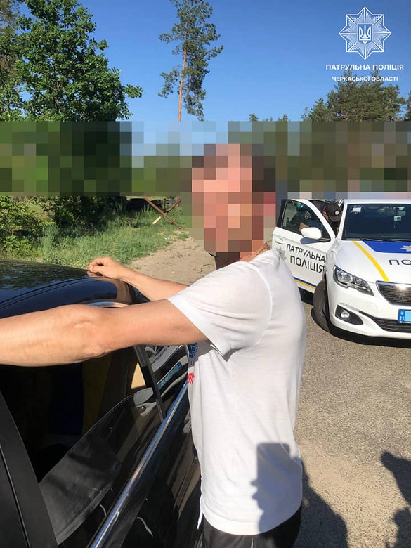 Черкаські правоохоронці на блокпості виявили двох людей з наркотиками (ФОТО)