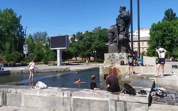 У Черкасах просять заборонити купатися у фонтанах