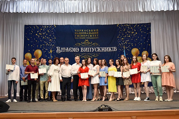 Третій президент України Віктор Ющенко вручив дипломи випускникам черкаського університету