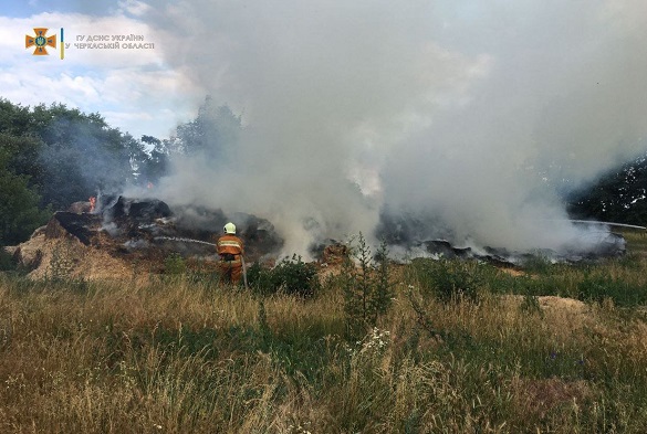 У Черкаській області вогонь з палаючого авто перекинувся на скирту соломи, згоріло 70 тонн