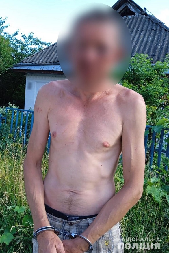 Кулаками та топорищем: у Черкаській області чоловік до смерті побив свого пасинка
