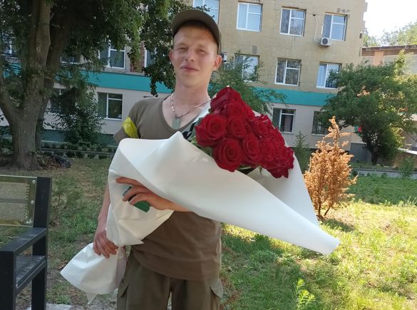 Біля черкаської лікарні солдат зробив пропозицію дівчині після трьох днів знайомства