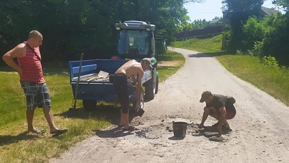 У селі на Черкащині люди самотужки ремонтують дороги