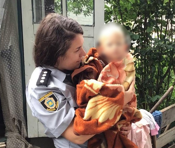 На Черкащині дворічну дівчинку знайшли в заростях лісосмуги