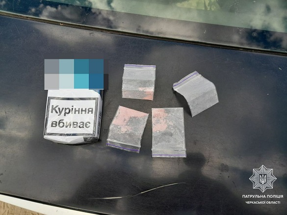 На одному з блокпостів у Черкасах виявили водія з наркотиками