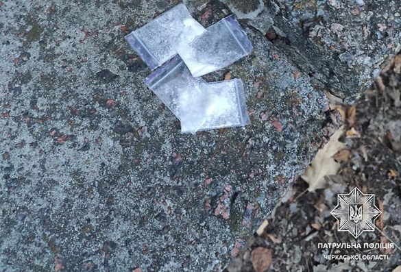 У Черкасах виявили чоловіка, який мав із собою пакетики з наркотиками
