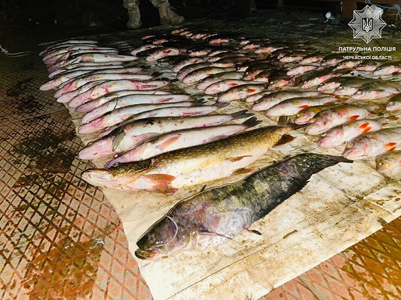 Черкаські патрульні виявили чоловіків, які наловили риби на майже 300 тисяч гривень (ФОТО)