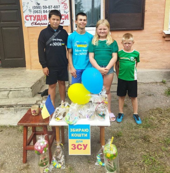 На Черкащині хлопчик продає обереги, щоб зібрати гроші на ЗСУ