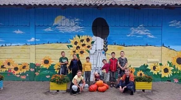 На Драбівщині переселенка розмалювала занедбану стіну (ФОТО)