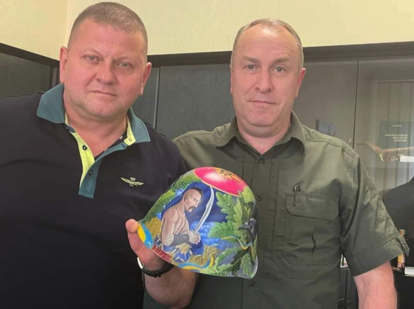 Головнокомандувачу ЗСУ подарували шолом, який розписала уманчанка 