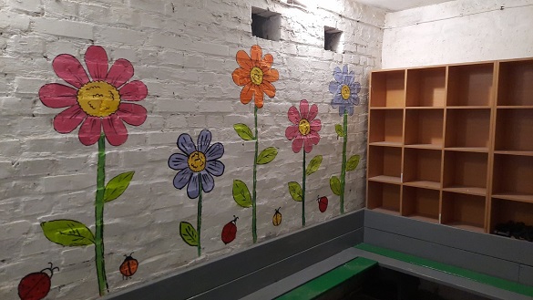 Квітучі галявини та мирне небо: у Черкасах розмалювали стіни укриття (ФОТО)