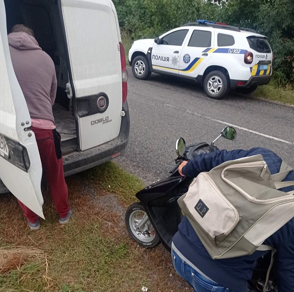 Офіцер громади допоміг черкащанину, в якого в дорозі зламався скутер