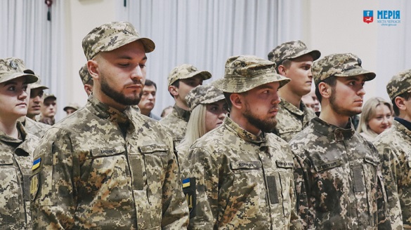 У Черкасах вручили офіцерські погони випускникам військової кафедри