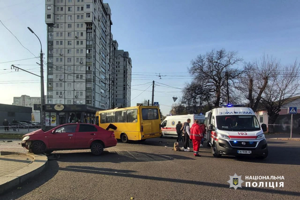 На перехресті в Черкасах зіштовхнулися маршрутка та легковик: постраждали люди (ФОТО)