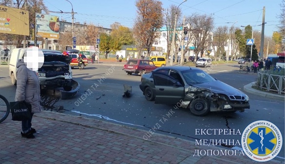 Ще одна аварія в Черкасах: не розминулись легковик та мікроавтобус (ФОТО)