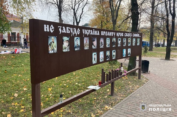 У Черкаській області невідомий зірвав фото з меморіальної дошки Героям