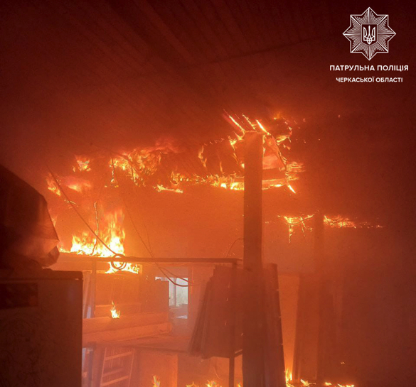 Під час пожежі в Черкасах патрульні евакуювали людей (ФОТО)
