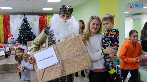 Для дітей, у яких війна забрала тата, в Черкасах зібрали понад 100 подарунків