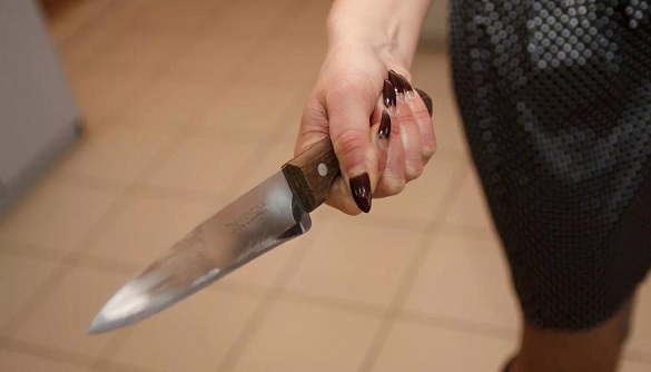 На Черкащині під час сварки жінка з ножем напала на свого чоловіка