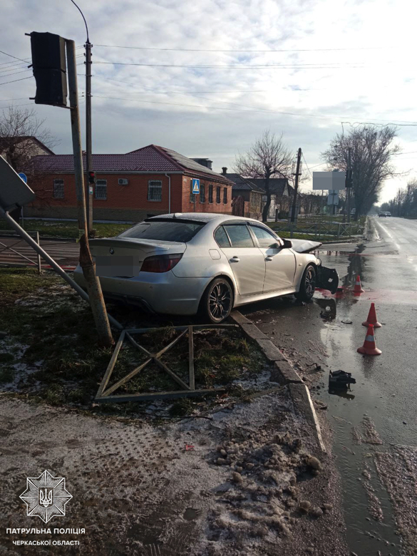 ДТП у Черкасах: пошкоджено пішохідне огородження та світлофорний об'єкт (ФОТО)