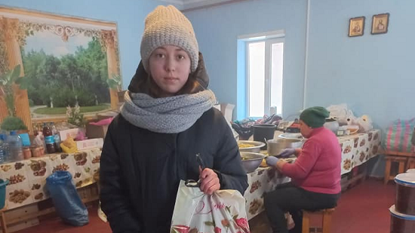 Школярка із Черкащини передала для ЗСУ гроші, які наколядувала