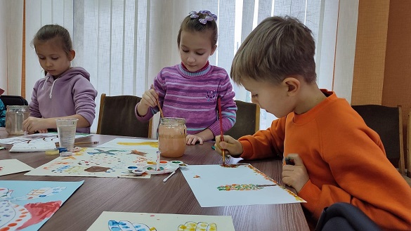У Черкасах для дітей влаштували майстер-клас із малювання крапочками