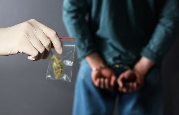 За збут наркотиків у Черкасах засудили 19-річного хлопця