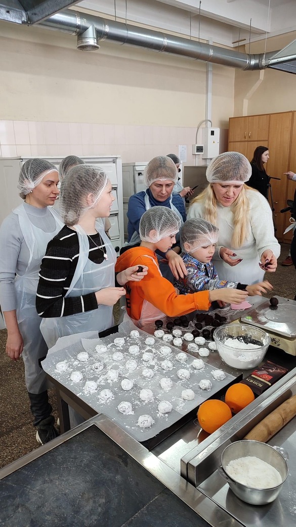 Для підлітків-переселенців у Черкасах організували кулінарний майстер-клас (ФОТО)