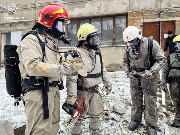 У разі влучання снаряду: черкаські рятувальники навчалися гасити пожежу на комбінаті (ФОТО)