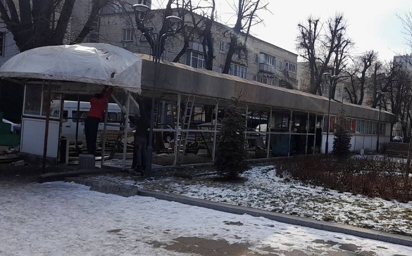 Квітковий павільйон біля драмтеатру в Черкасах уже демонтують (ФОТО)