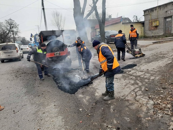 Комунальники в Черкасах продовжують ямковий ремонт доріг