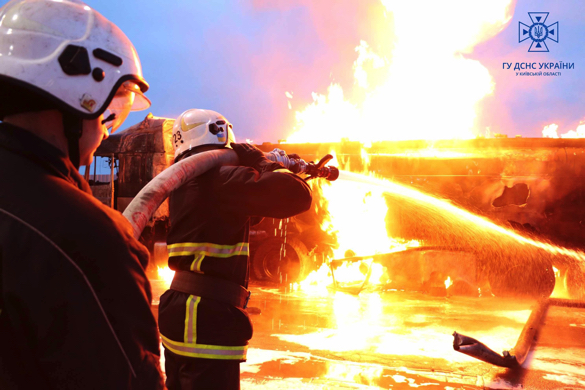 Пожежа на АЗС: горіла вантажівка, яка везла 10 тисяч літрів пального в Черкаси (ФОТО)