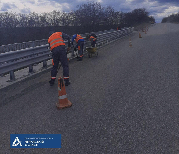 Дорожники наводять лад на автошляхах Черкащини (ФОТО)