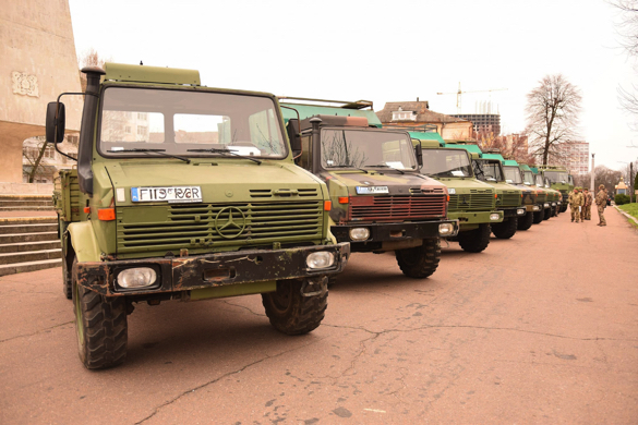 Вибивають ворога на лінії зіткнення: черкаським захисникам передали 10 вантажівок (ФОТО)