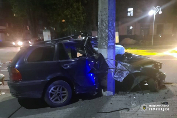 Поліцейські затримали водія, який в Черкасах збив жінку та в'їхав у електроопору (ФОТО)