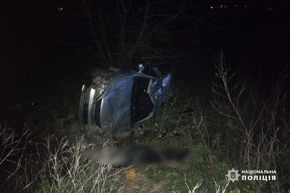 На Черкащині автомобіль з'їхав у кювет та перевернувся: є травмовані (ФОТО)