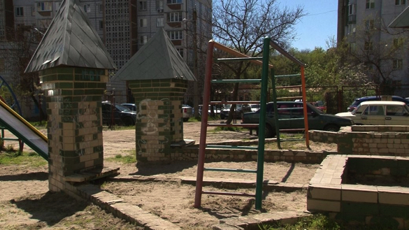 Бруд та уламки плитки: жителі Черкас просять відремонтувати дитячий майданчик (ВІДЕО)