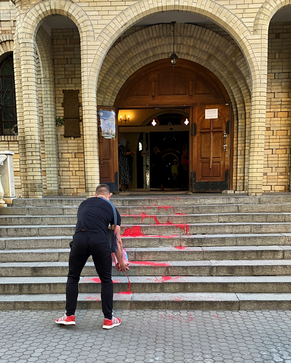 У Черкасах входи до собору московського патріархату облили червоною фарбою (ФОТО)