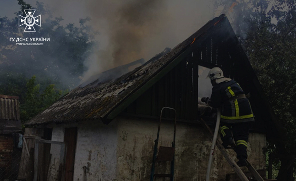 На Звенигородщині вогнеборці ліквідували пожежу господарчої будівлі