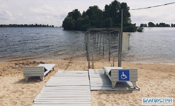 На черкаському пляжі з'явилися спеціальні зони для людей із інвалідністю (ФОТО)