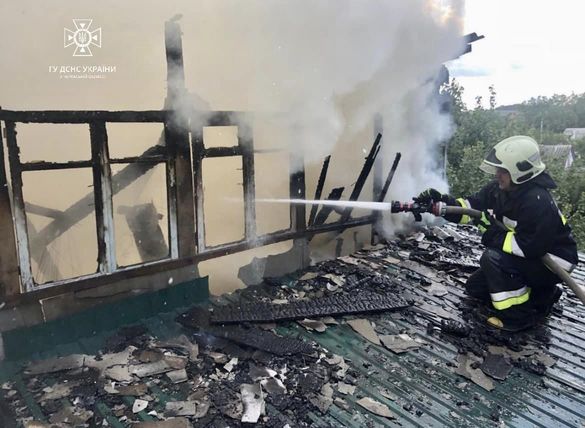 На Звенигородщині спалахнув гараж з авто (ФОТО)